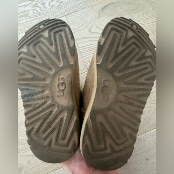 Kids UGG Classic size 12 Big Kids - Picture 7 of 8